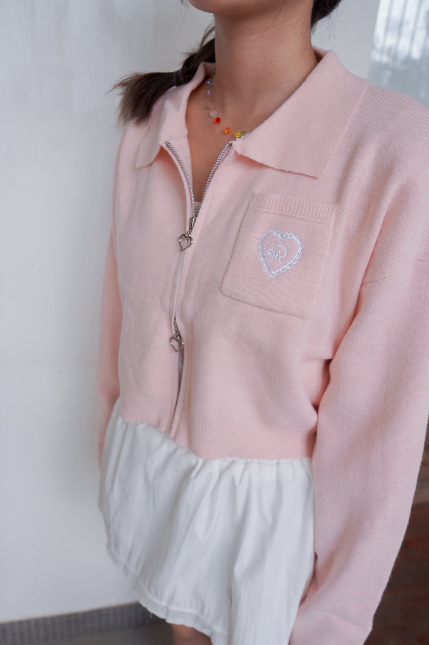 <現貨> 超可愛~馬卡龍愛心刺繡拉鍊口袋針織上衣|淺粉