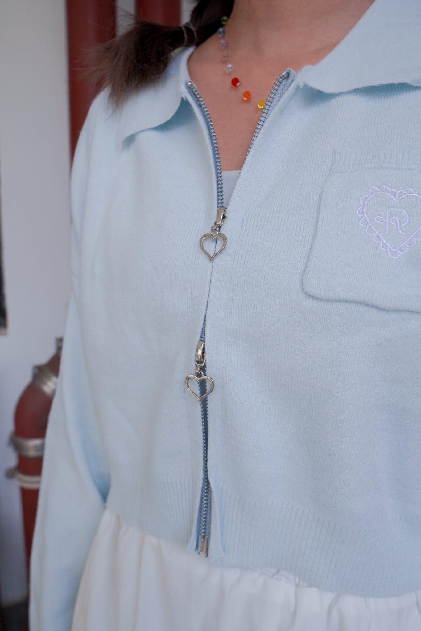 <預訂> 超可愛~馬卡龍愛心刺繡拉鍊口袋針織上衣|天藍