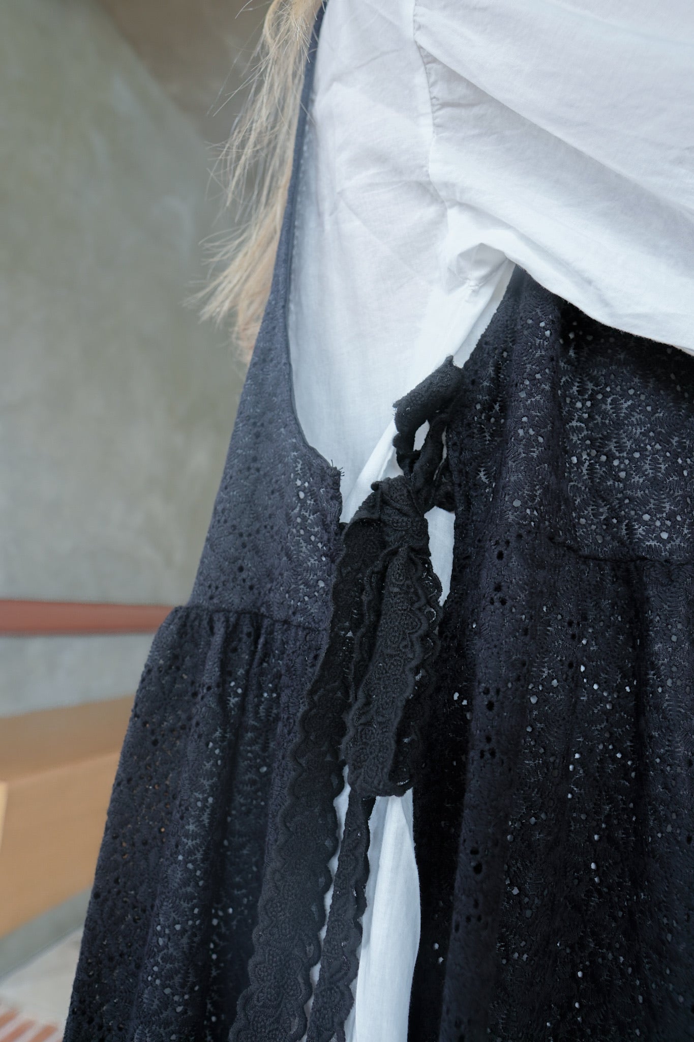 <預訂> 自家製 鏤空刺繡側綁帶吊帶外搭長裙|兩色入
