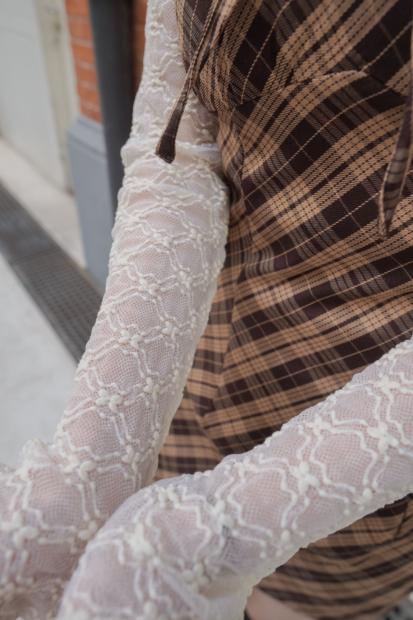 <現貨> 蕾絲提花透透高領長袖打底上衣｜兩色入