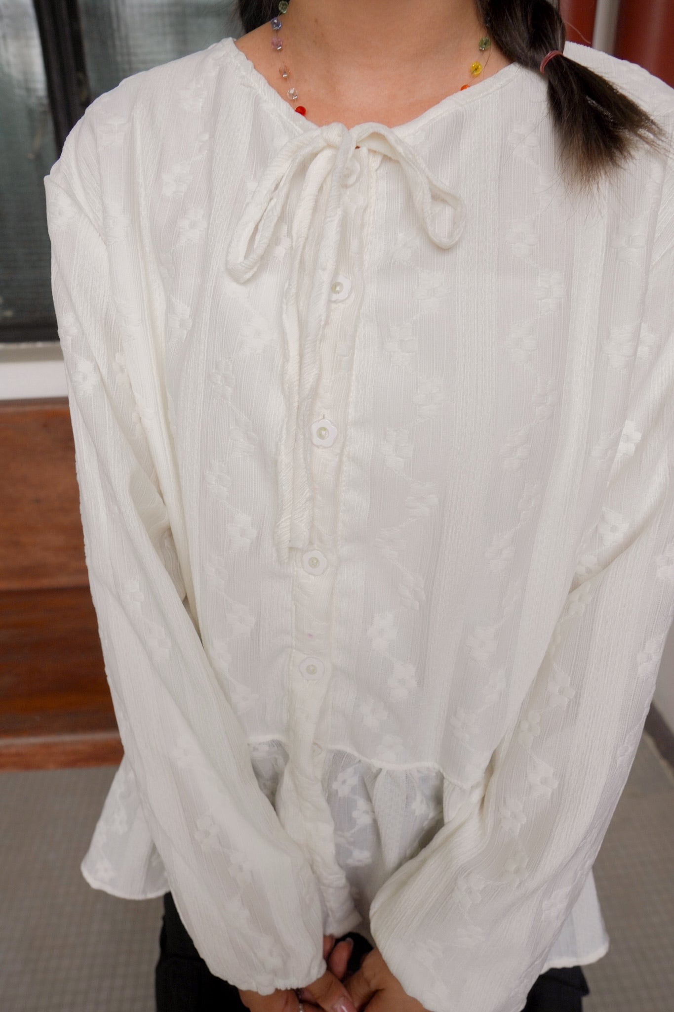 <預訂> 獨家款 泰國人手製作!  刺繡立體小花卉綁帶開胸泡泡袖上衣｜兩色入