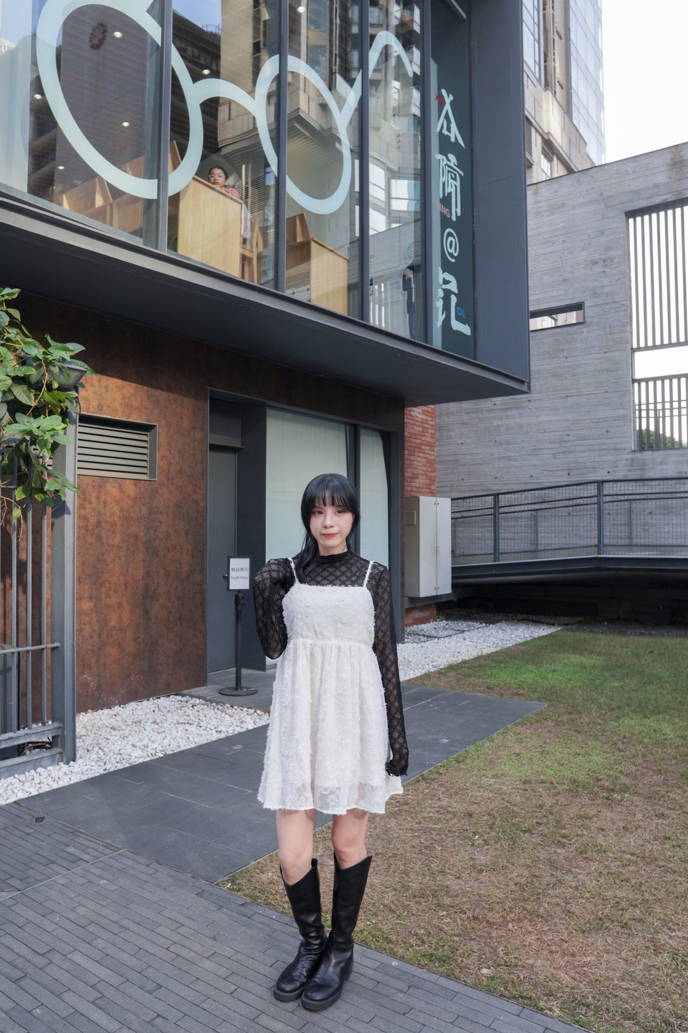 <現貨> 羽毛提花鏤空綁帶短連衣裙OPs｜兩色入