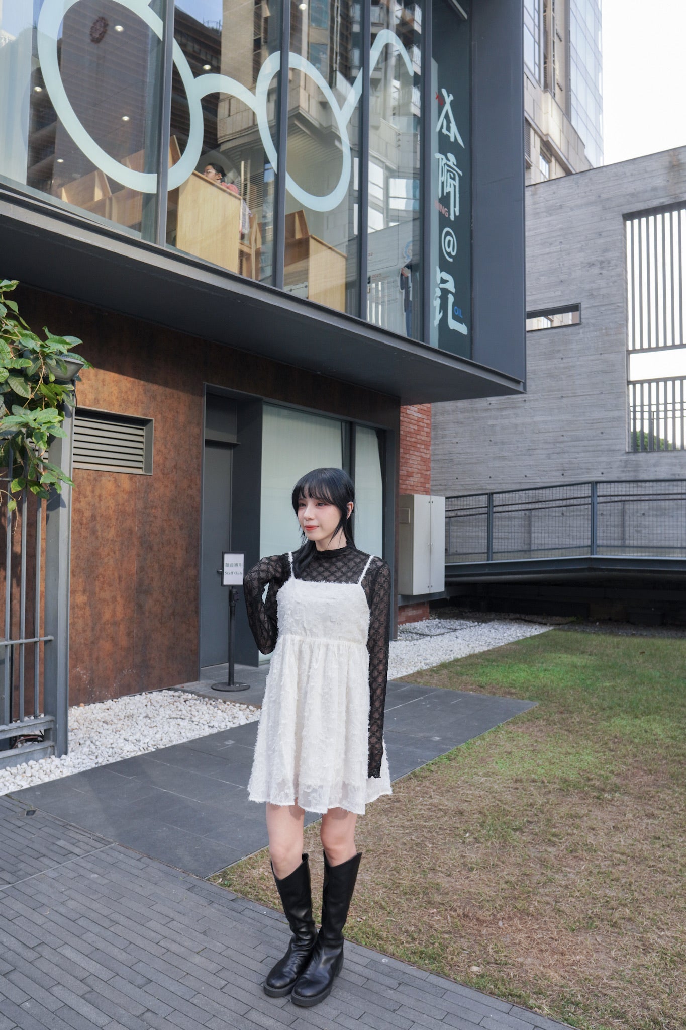 <現貨> 羽毛提花鏤空綁帶短連衣裙OPs｜兩色入