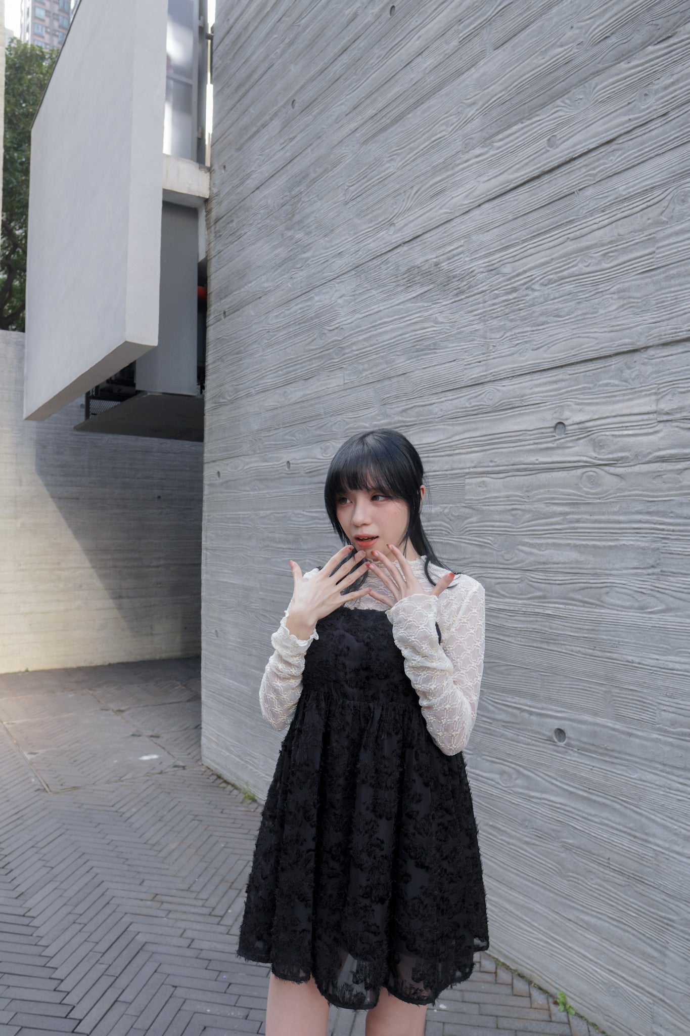 <現貨> 羽毛提花鏤空綁帶短連衣裙OPs｜兩色入