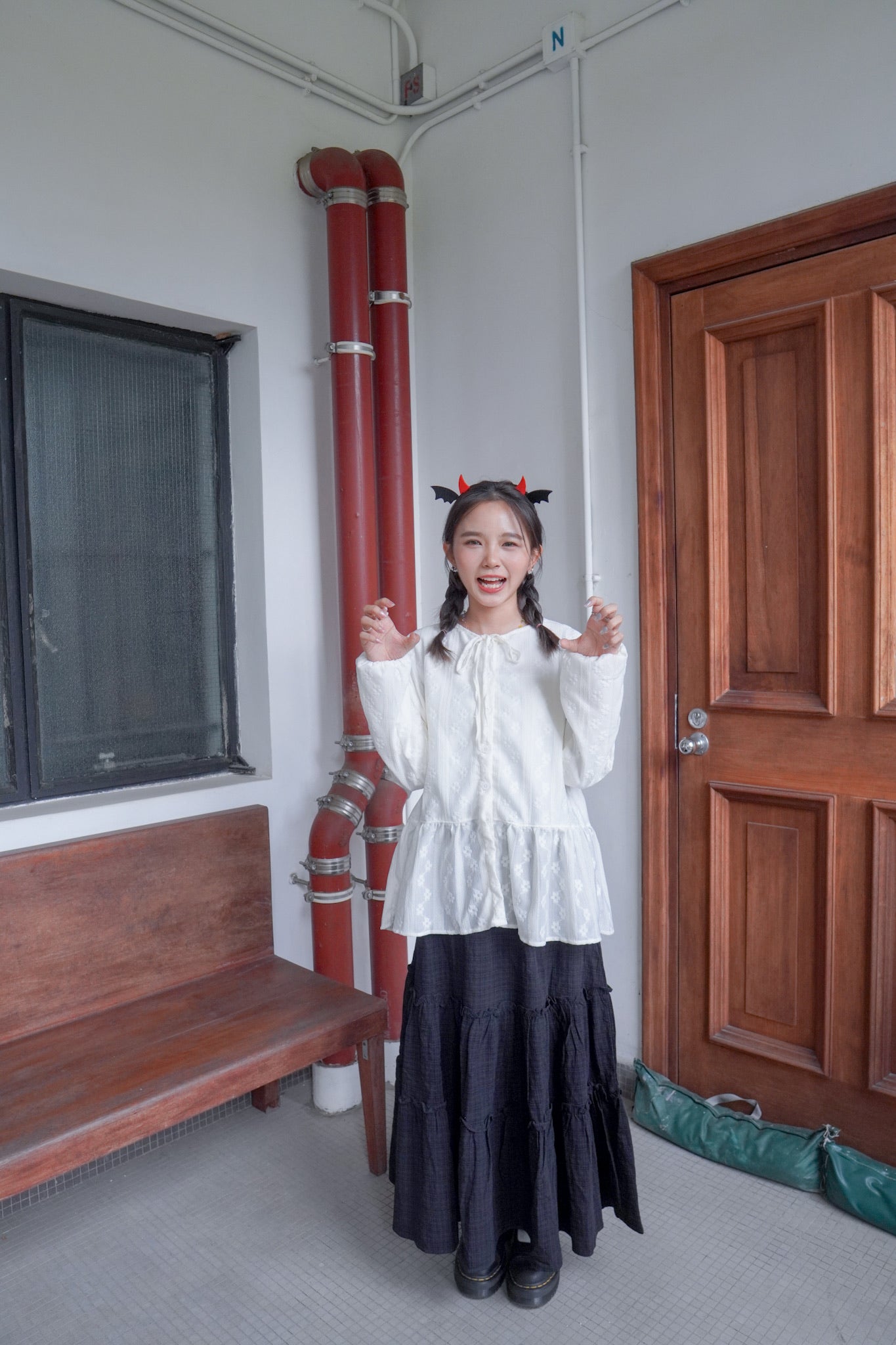 <預訂> 獨家款 泰國人手製作!  刺繡立體小花卉綁帶開胸泡泡袖上衣｜兩色入