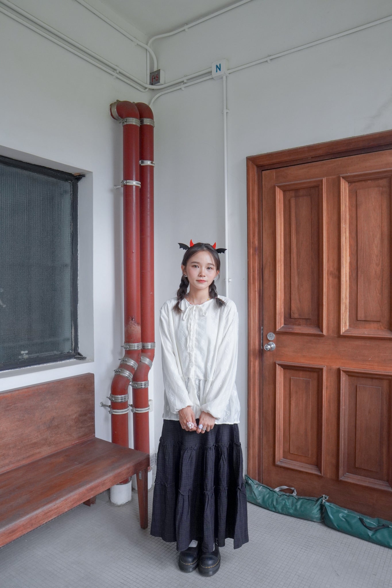 <預訂> 獨家款 泰國人手製作!  刺繡立體小花卉綁帶開胸泡泡袖上衣｜兩色入