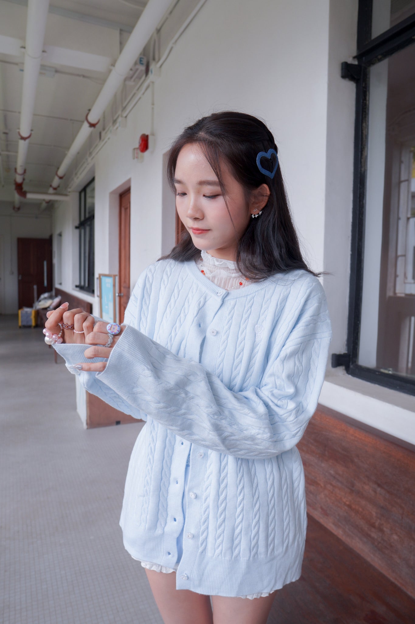 <現貨> 超可愛糖果色～棉花中長款花朵扣麻花開胸外套｜天藍