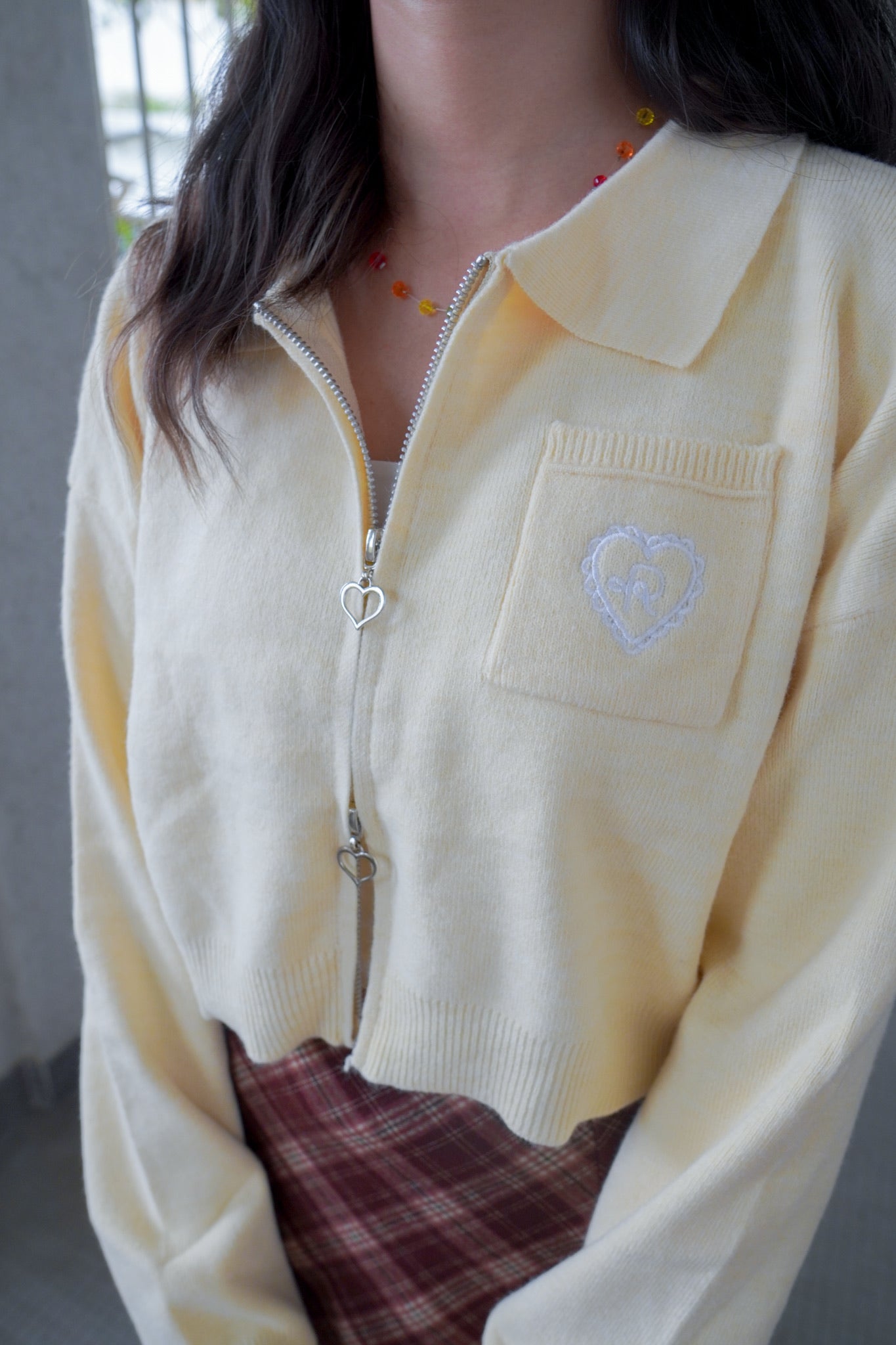<預訂> 超可愛～馬卡龍愛心刺繡拉鍊口袋針織上衣｜米黃