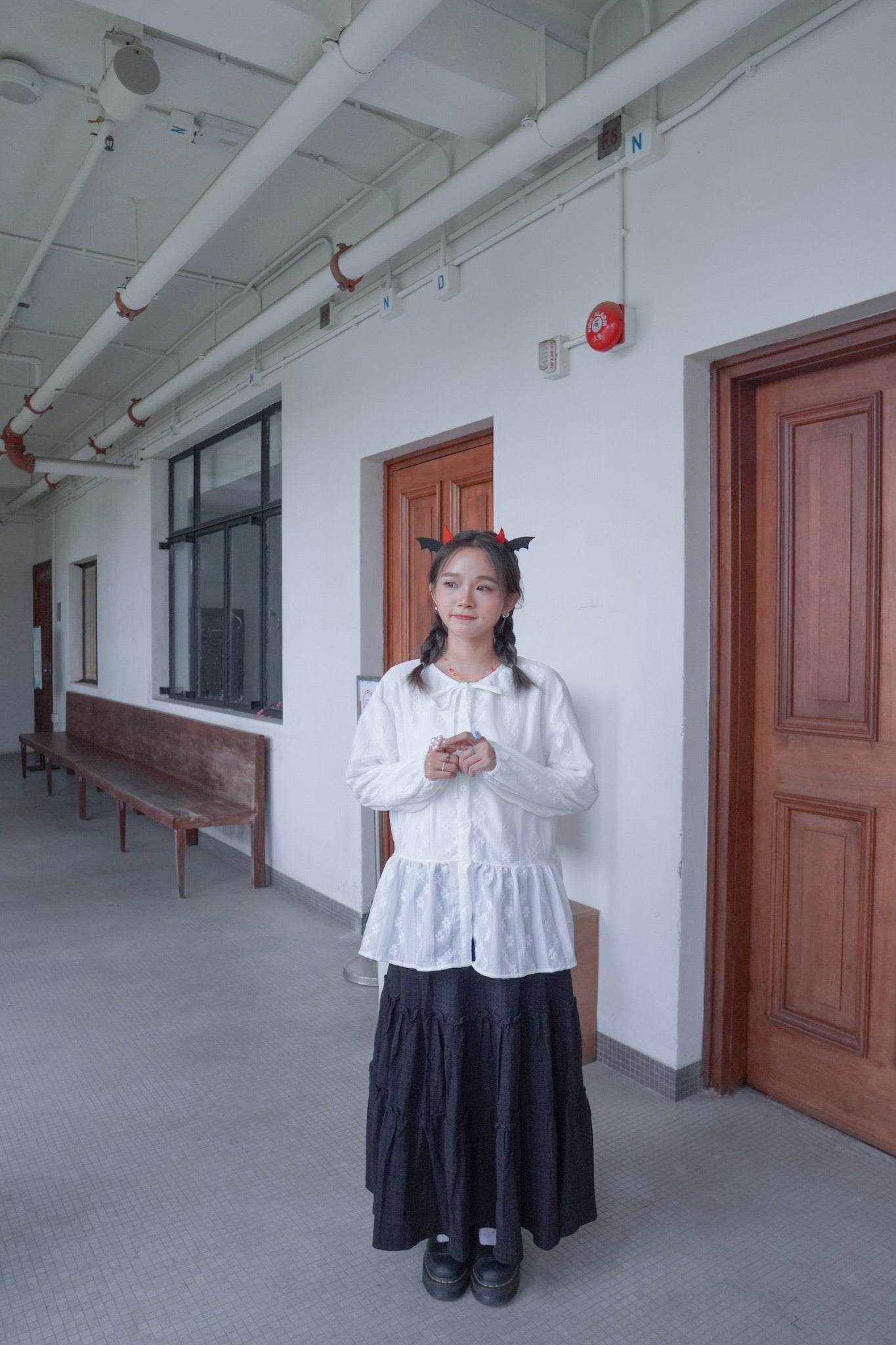 <預訂> 獨家款 泰國人手製作!  刺繡立體小花卉綁帶開胸泡泡袖上衣｜兩色入