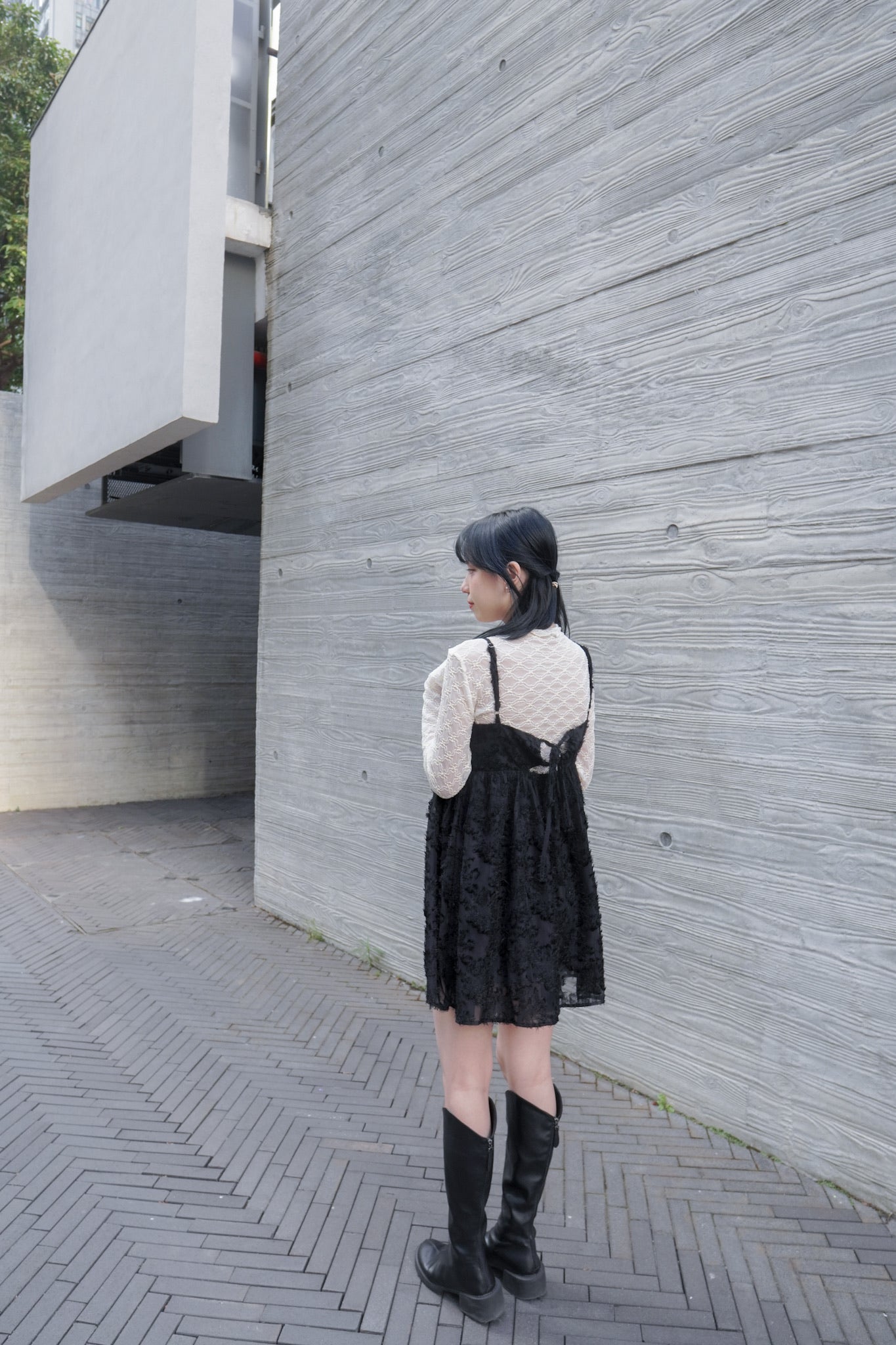 <現貨> 羽毛提花鏤空綁帶短連衣裙OPs｜兩色入