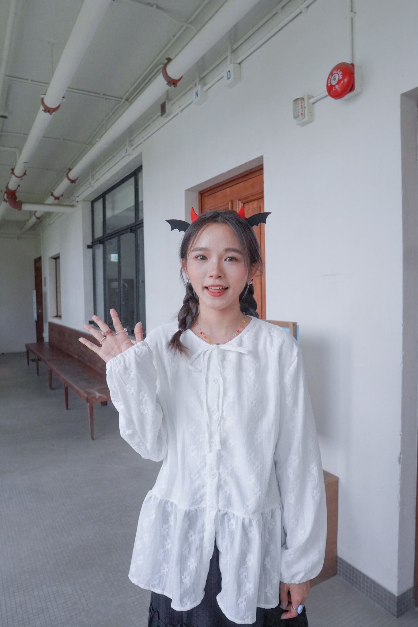 <預訂> 獨家款 泰國人手製作!  刺繡立體小花卉綁帶開胸泡泡袖上衣｜兩色入