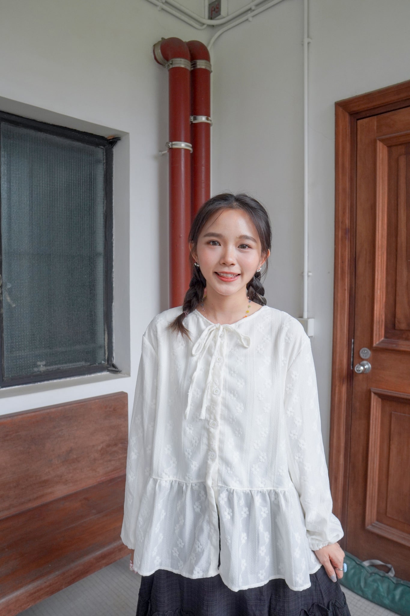 <預訂> 獨家款 泰國人手製作!  刺繡立體小花卉綁帶開胸泡泡袖上衣｜兩色入