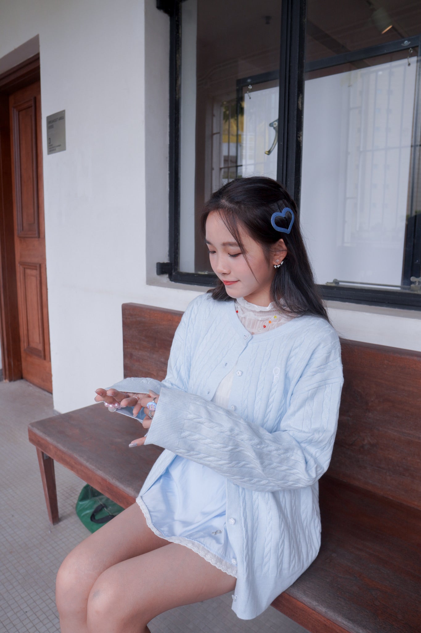 <現貨> 超可愛糖果色～棉花中長款花朵扣麻花開胸外套｜天藍