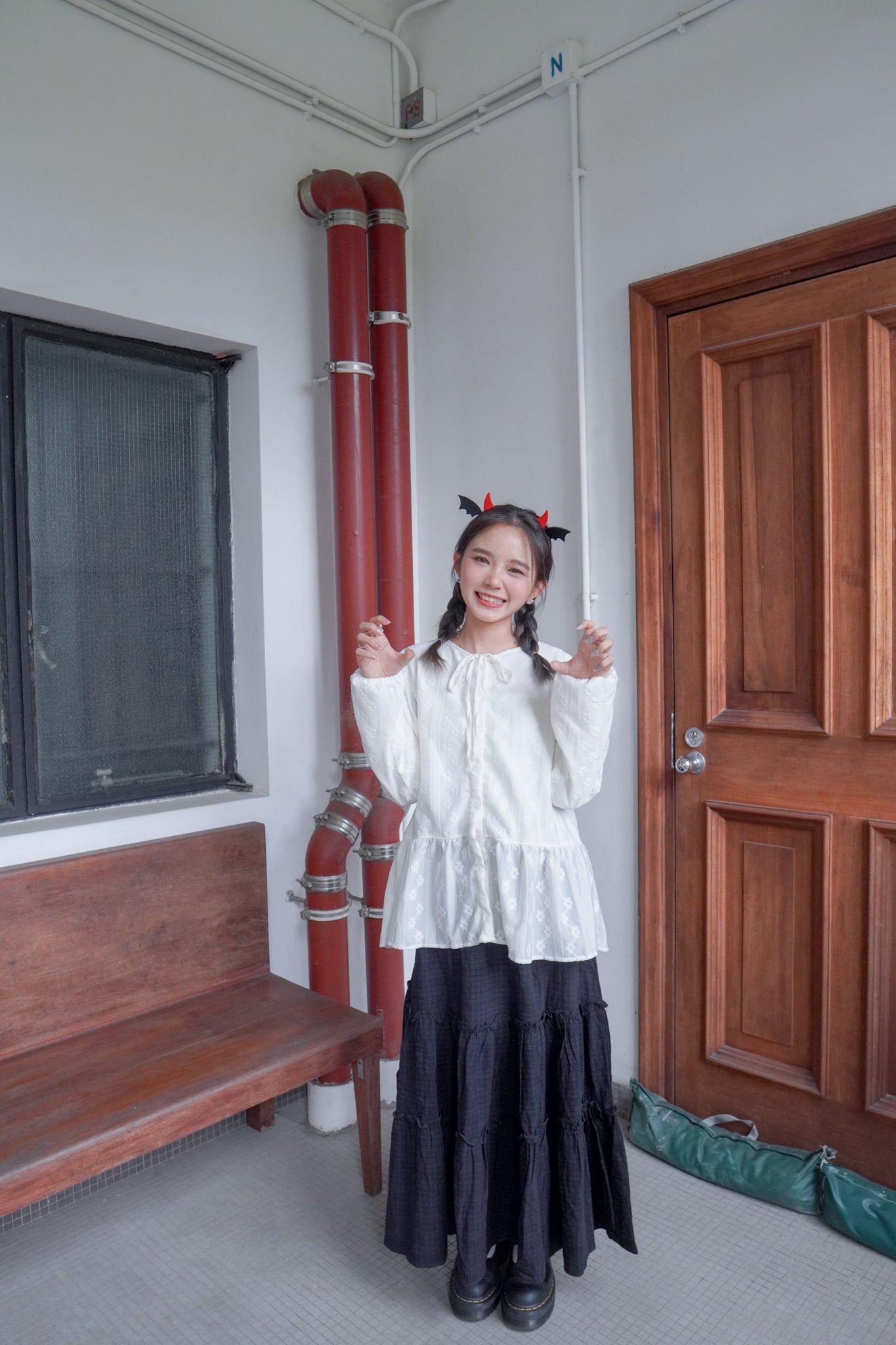 <預訂> 獨家款 泰國人手製作!  刺繡立體小花卉綁帶開胸泡泡袖上衣｜兩色入