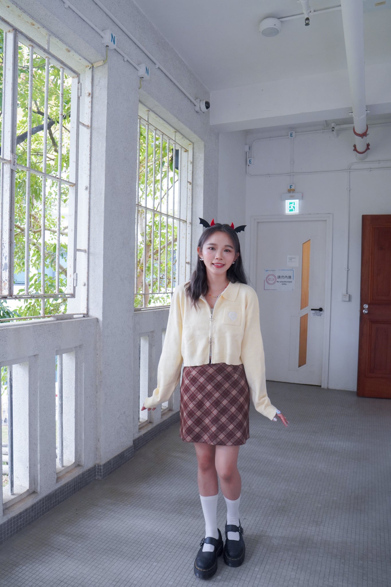 <預訂> 超可愛～馬卡龍愛心刺繡拉鍊口袋針織上衣｜米黃