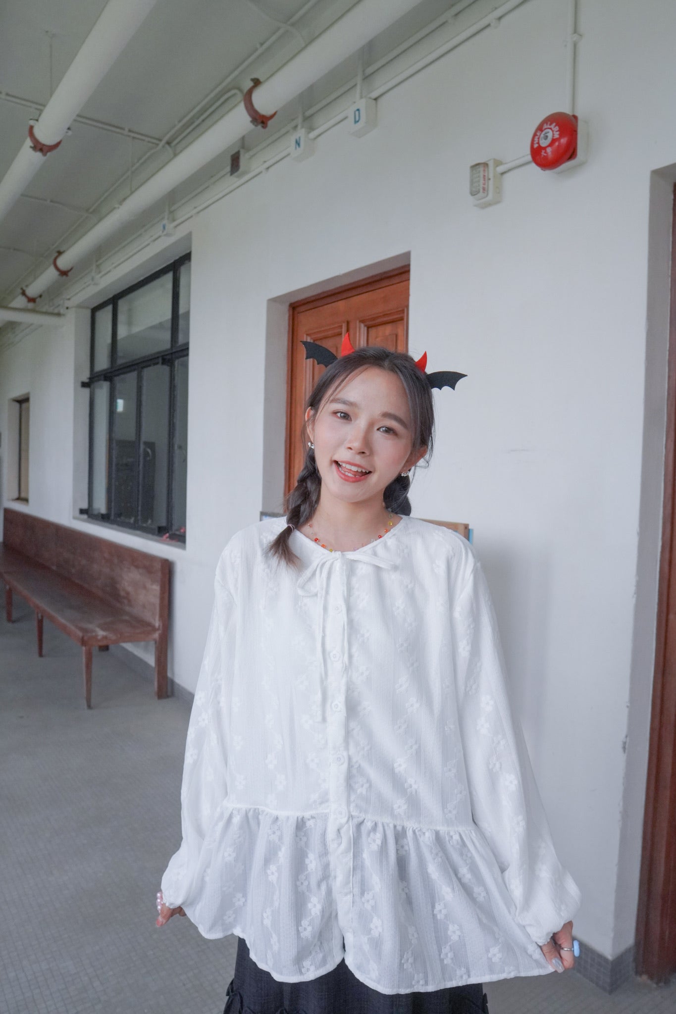 <預訂> 獨家款 泰國人手製作!  刺繡立體小花卉綁帶開胸泡泡袖上衣｜兩色入