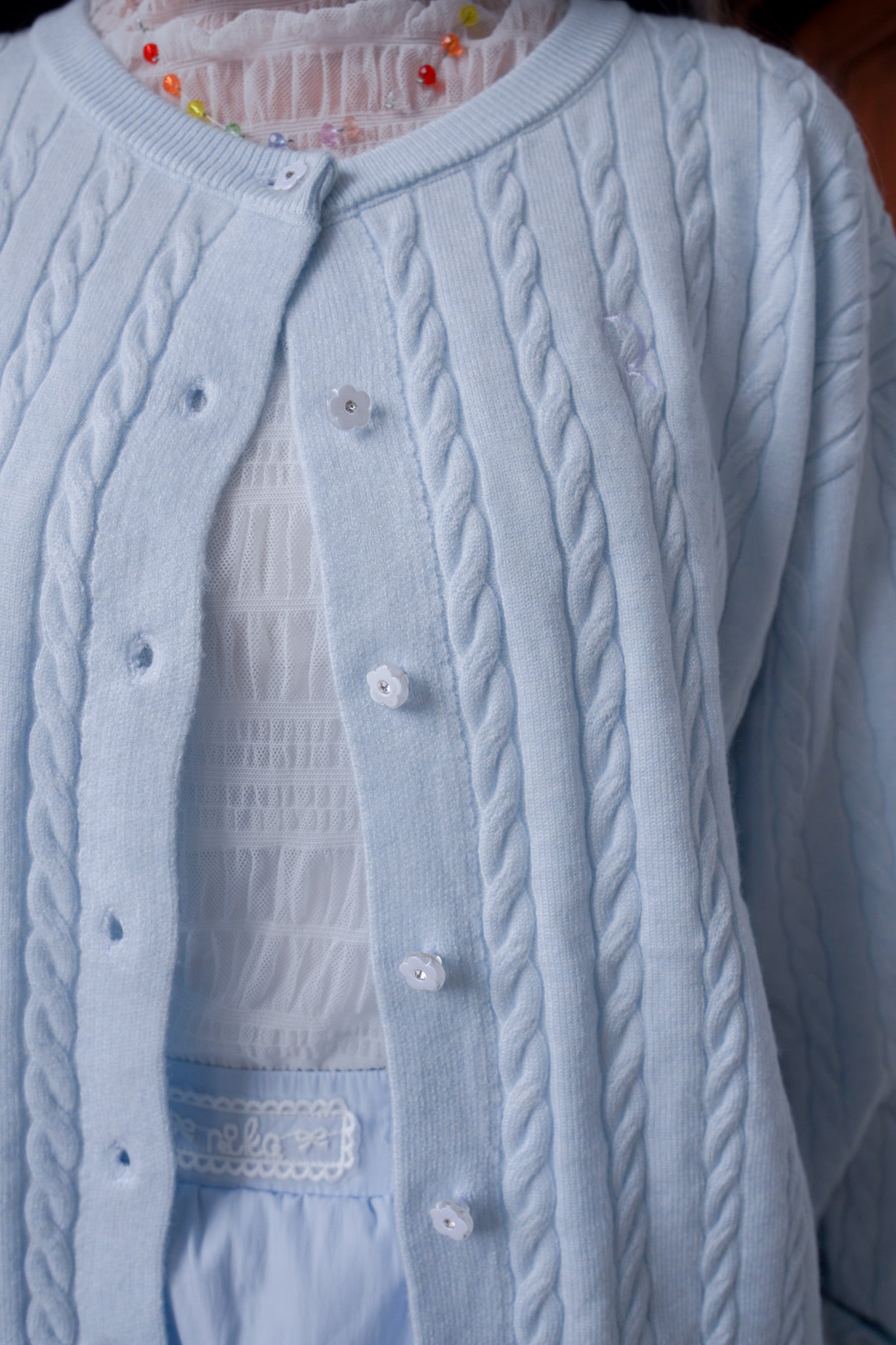 <現貨> 超可愛糖果色～棉花中長款花朵扣麻花開胸外套｜天藍