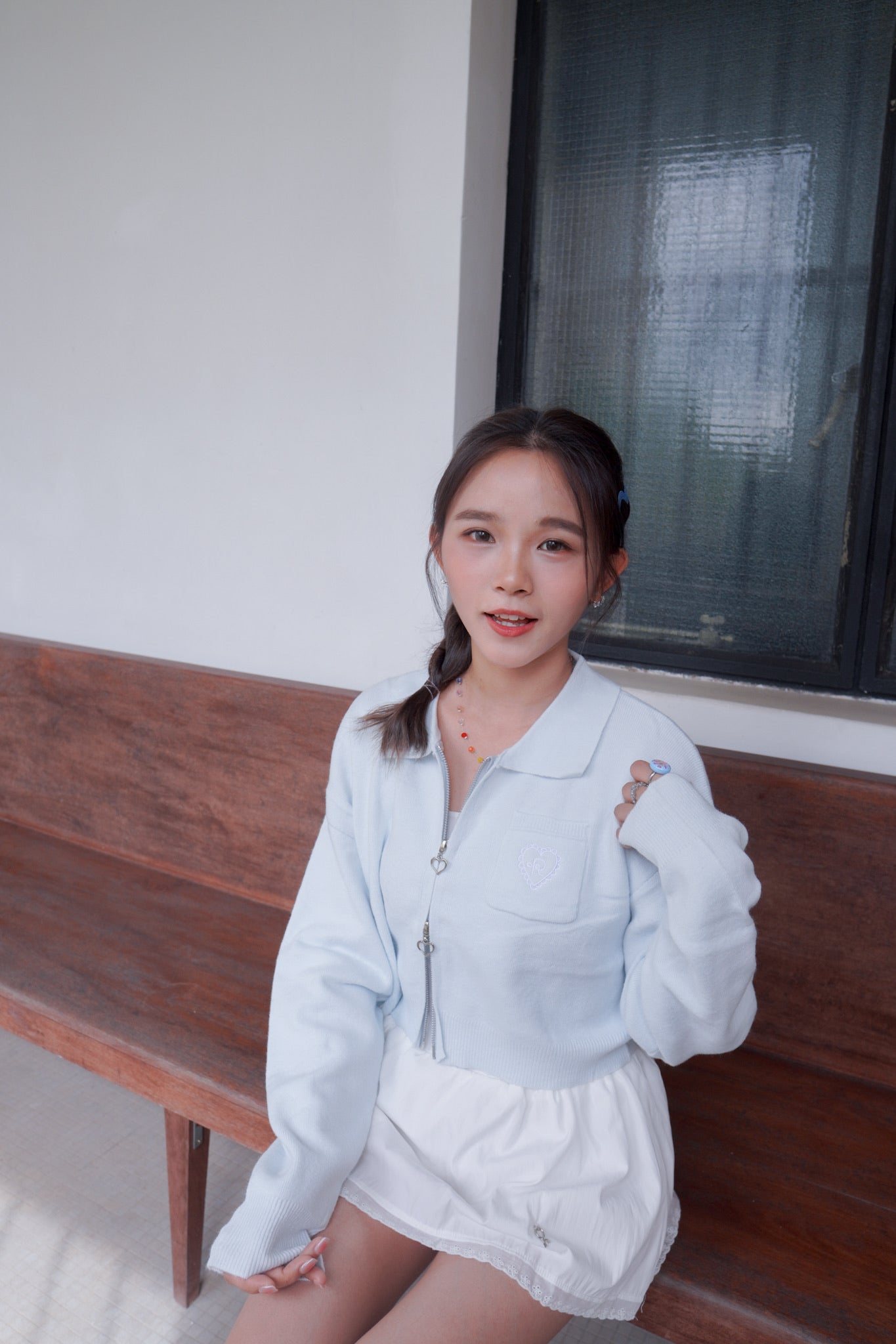 <預訂> 超可愛～馬卡龍愛心刺繡拉鍊口袋針織上衣｜天藍