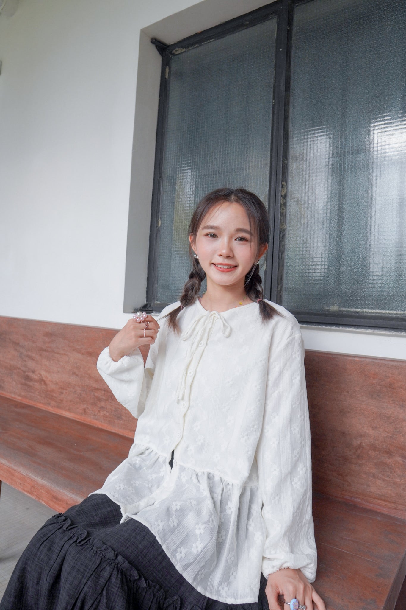 <預訂> 獨家款 泰國人手製作!  刺繡立體小花卉綁帶開胸泡泡袖上衣｜兩色入