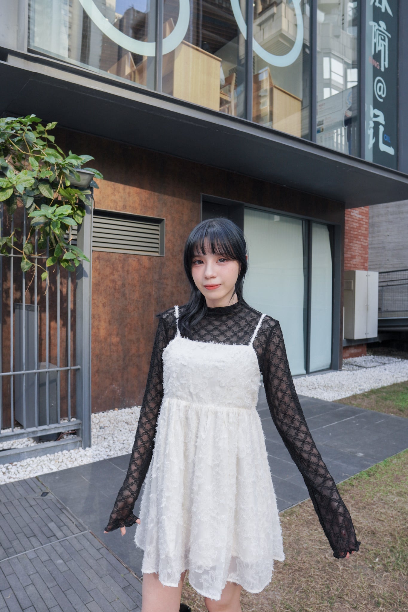 <現貨> 羽毛提花鏤空綁帶短連衣裙OPs｜兩色入