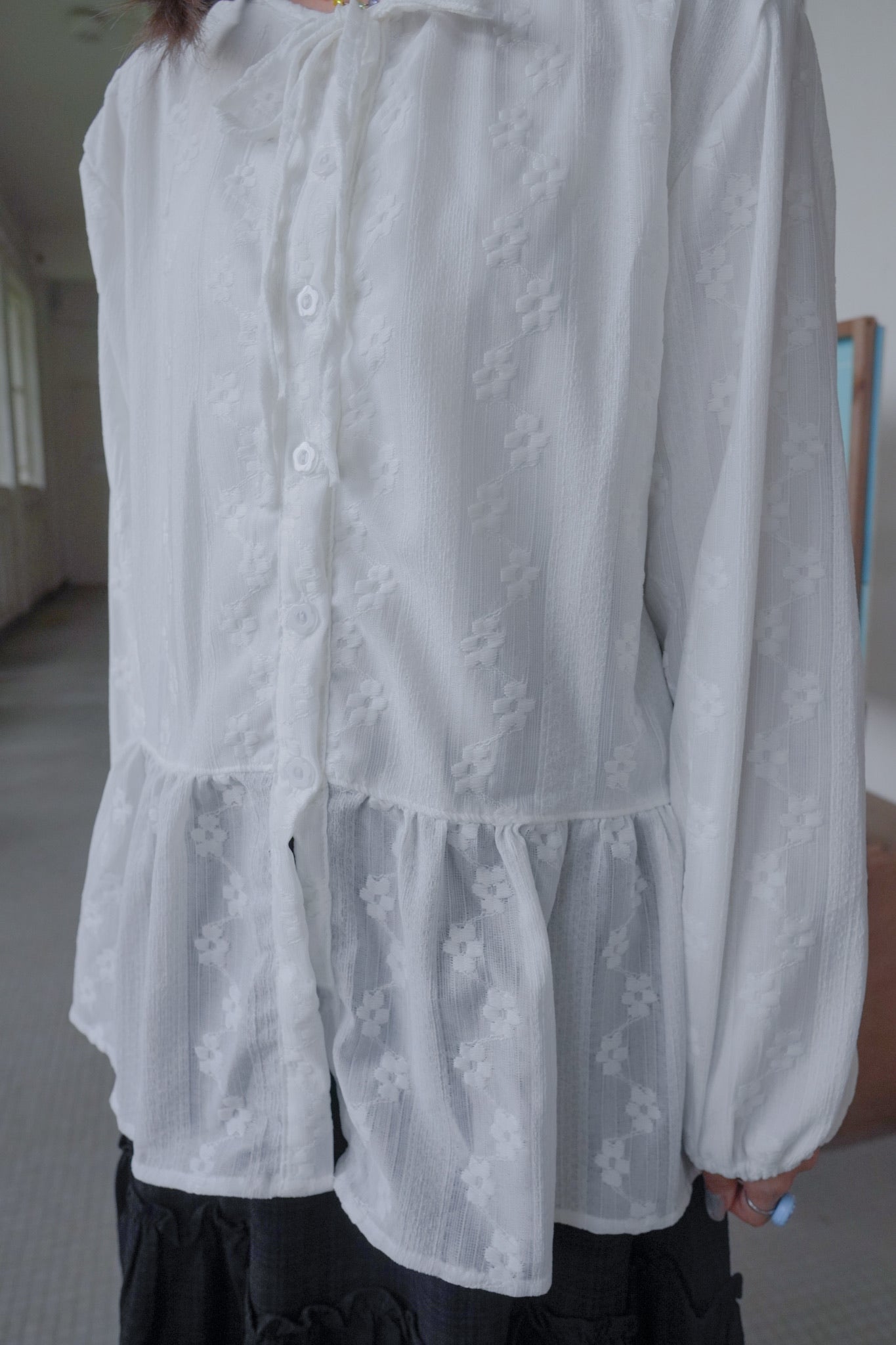 <預訂> 獨家款 泰國人手製作!  刺繡立體小花卉綁帶開胸泡泡袖上衣｜兩色入