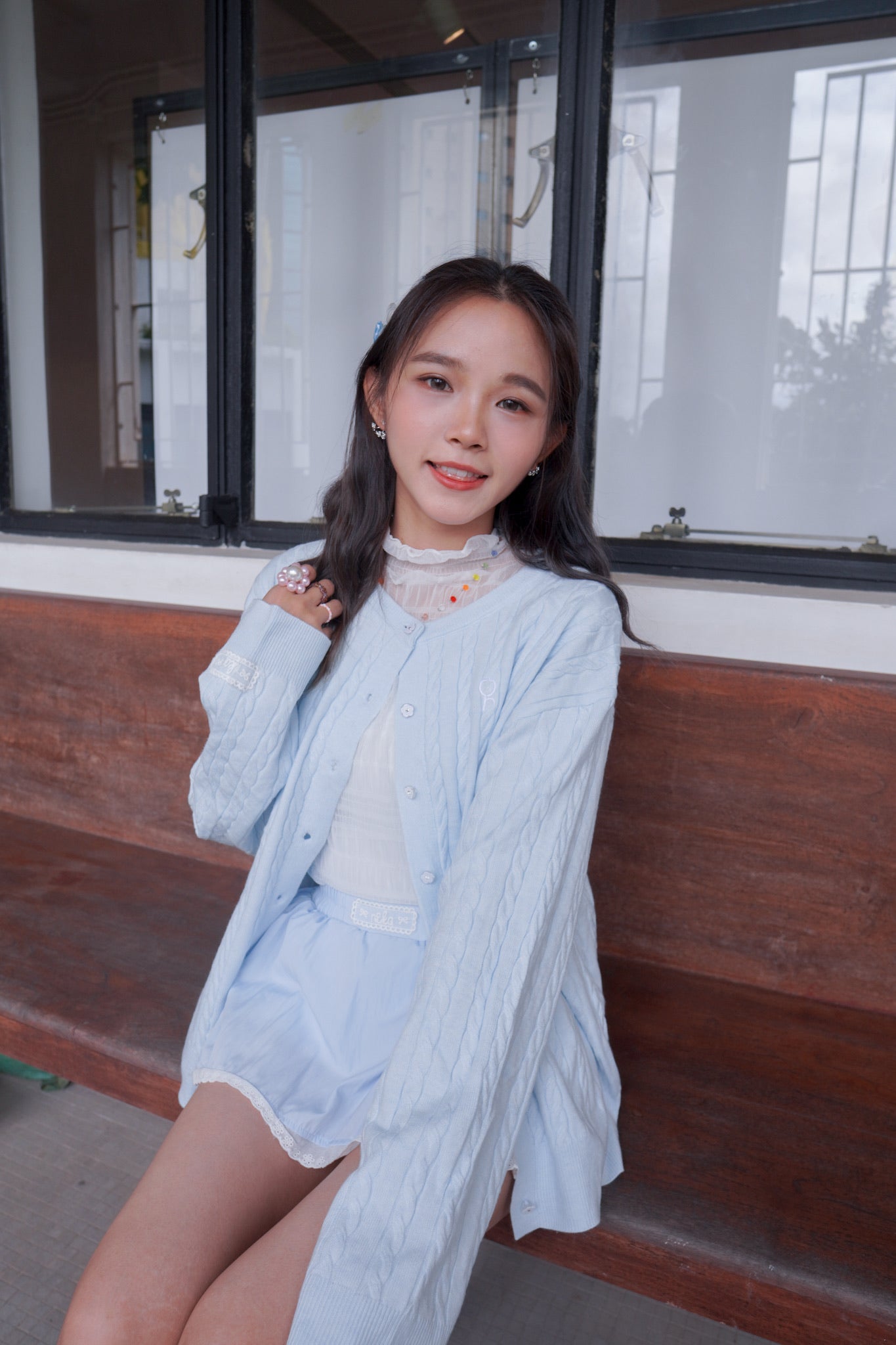 <現貨> 超可愛糖果色～棉花中長款花朵扣麻花開胸外套｜天藍