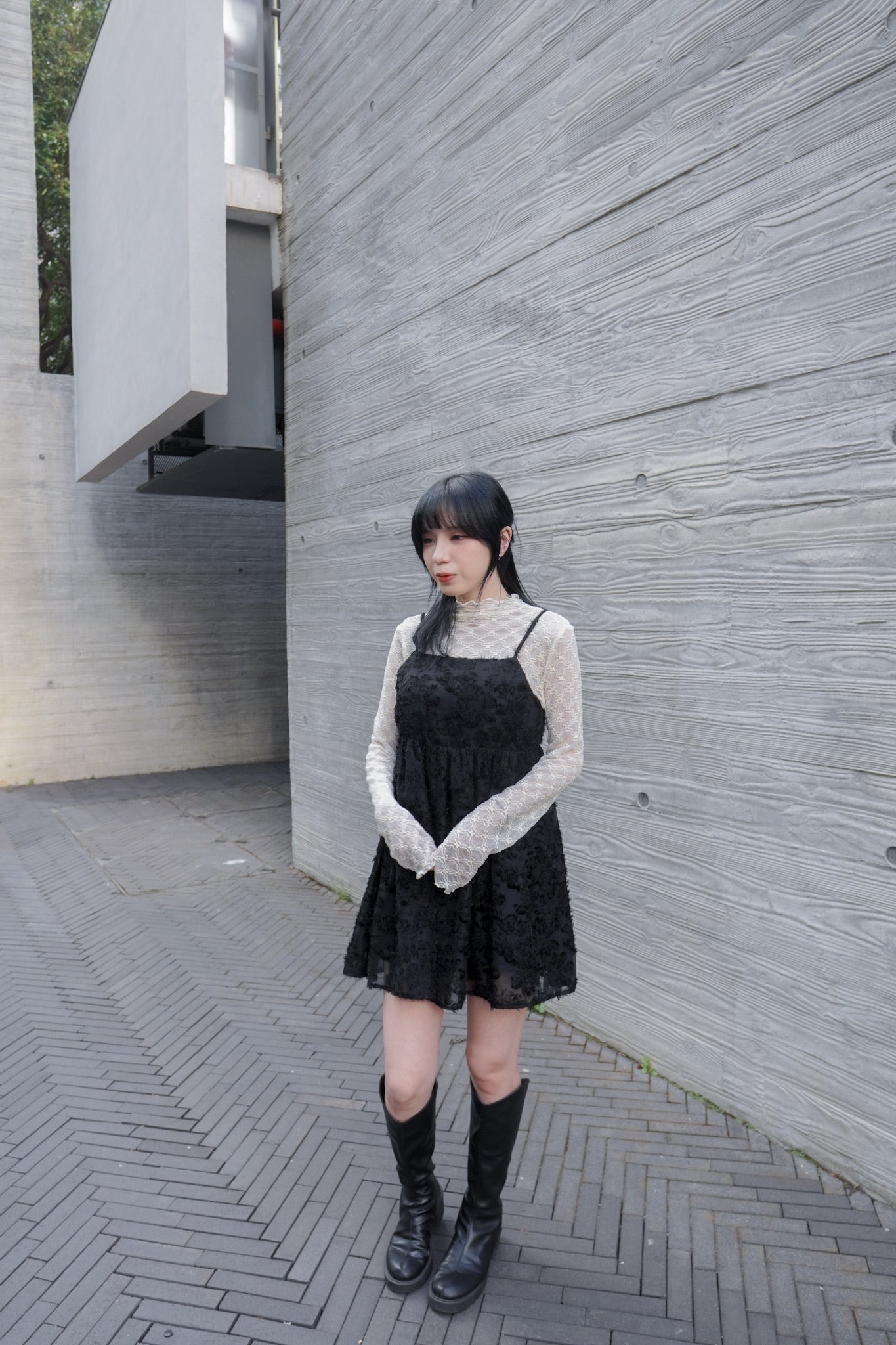 <現貨> 羽毛提花鏤空綁帶短連衣裙OPs｜兩色入