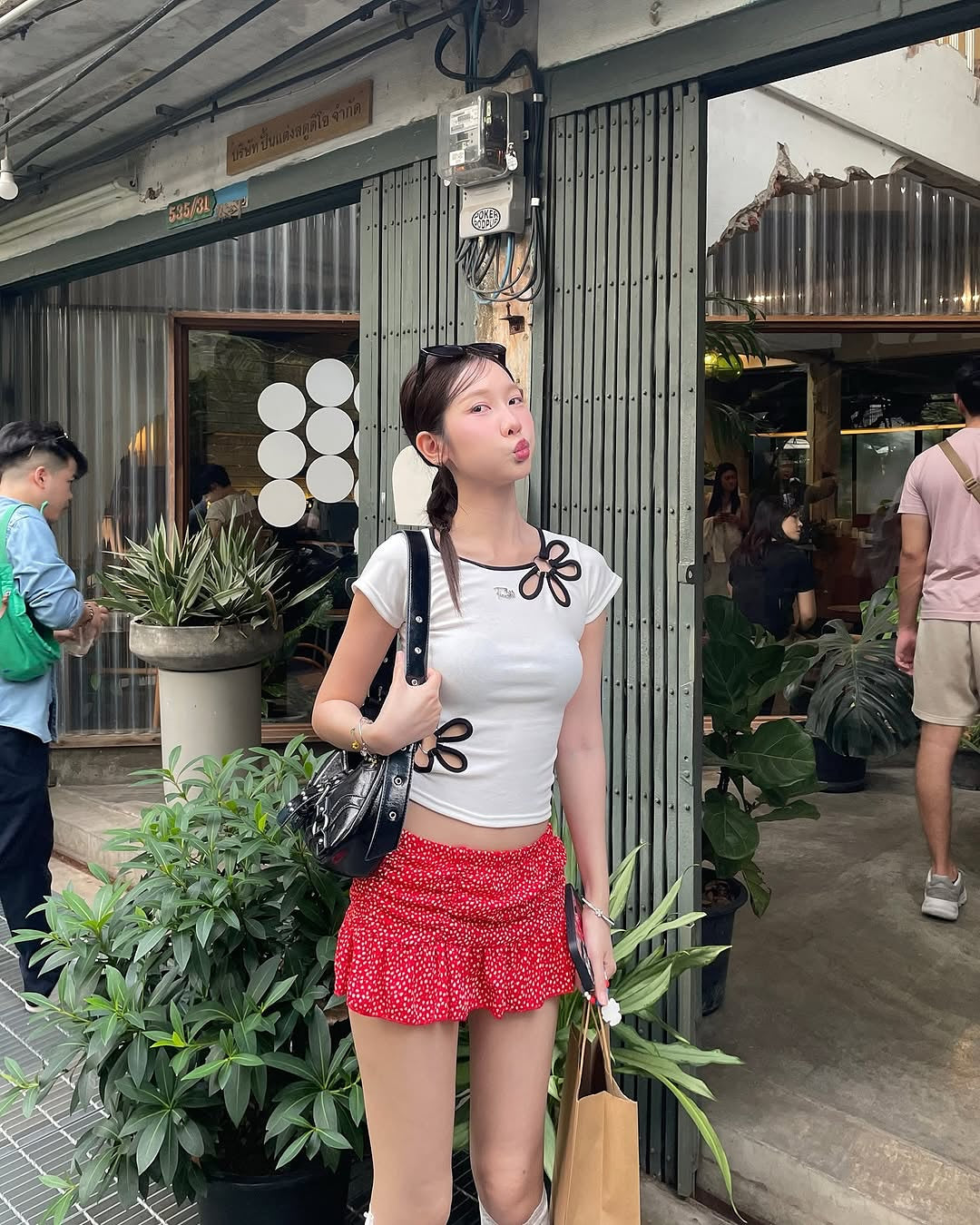 <預訂> 高質泰國人氣小眾品牌🇹🇭 手工彈性立體花花短袖上衣 | 白