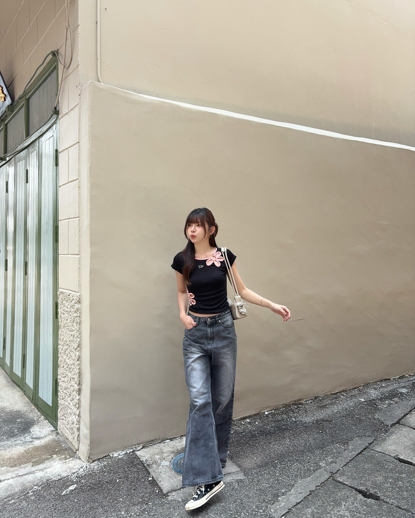 <預訂> 高質泰國人氣小眾品牌🇹🇭 彈性立體花花短袖上衣 | 黑