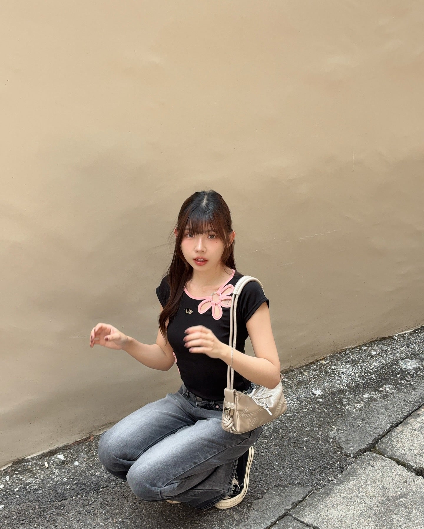 <預訂> 高質泰國人氣小眾品牌🇹🇭 彈性立體花花短袖上衣 | 黑