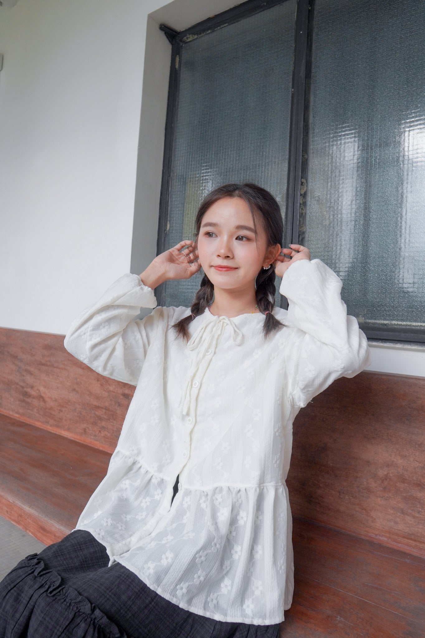 <預訂> 獨家款 泰國人手製作!  刺繡立體小花卉綁帶開胸泡泡袖上衣｜兩色入