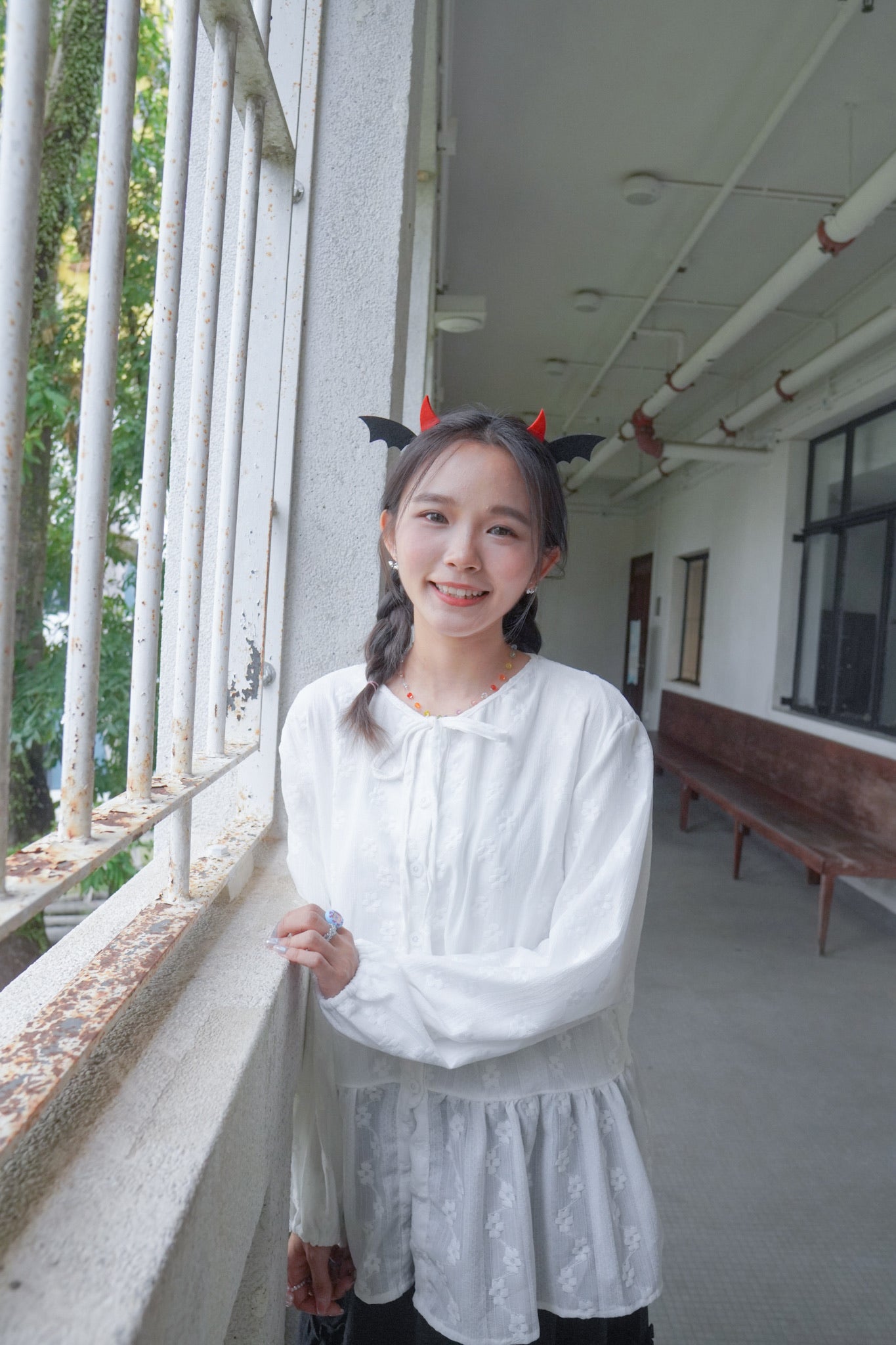 <預訂> 獨家款 泰國人手製作!  刺繡立體小花卉綁帶開胸泡泡袖上衣｜兩色入