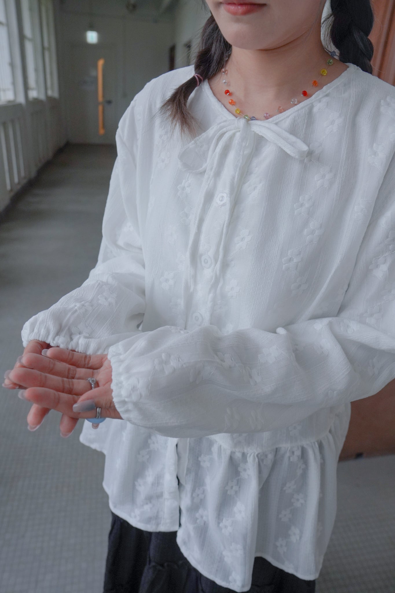 <預訂> 獨家款 泰國人手製作!  刺繡立體小花卉綁帶開胸泡泡袖上衣｜兩色入