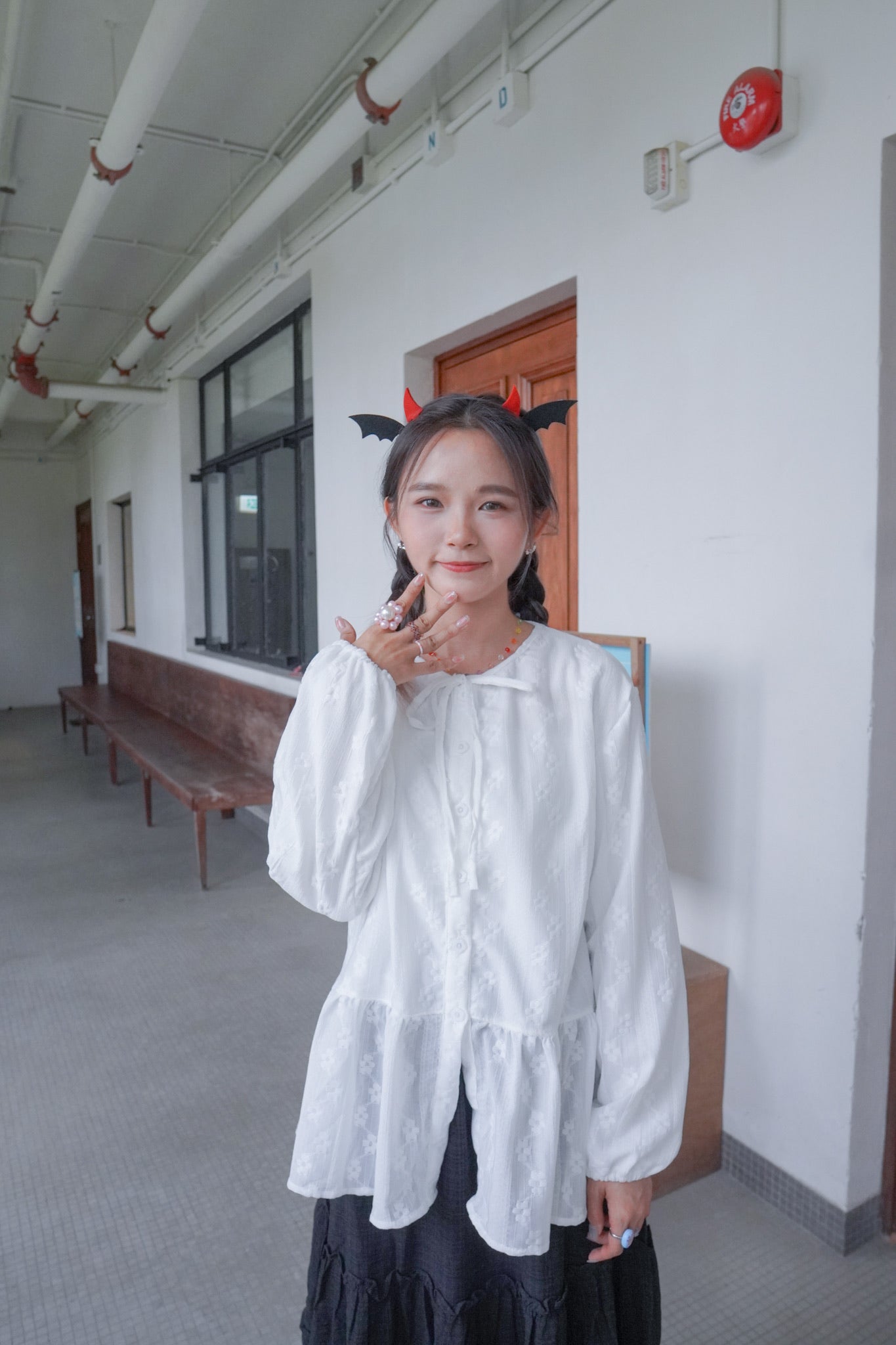 <預訂> 獨家款 泰國人手製作!  刺繡立體小花卉綁帶開胸泡泡袖上衣｜兩色入