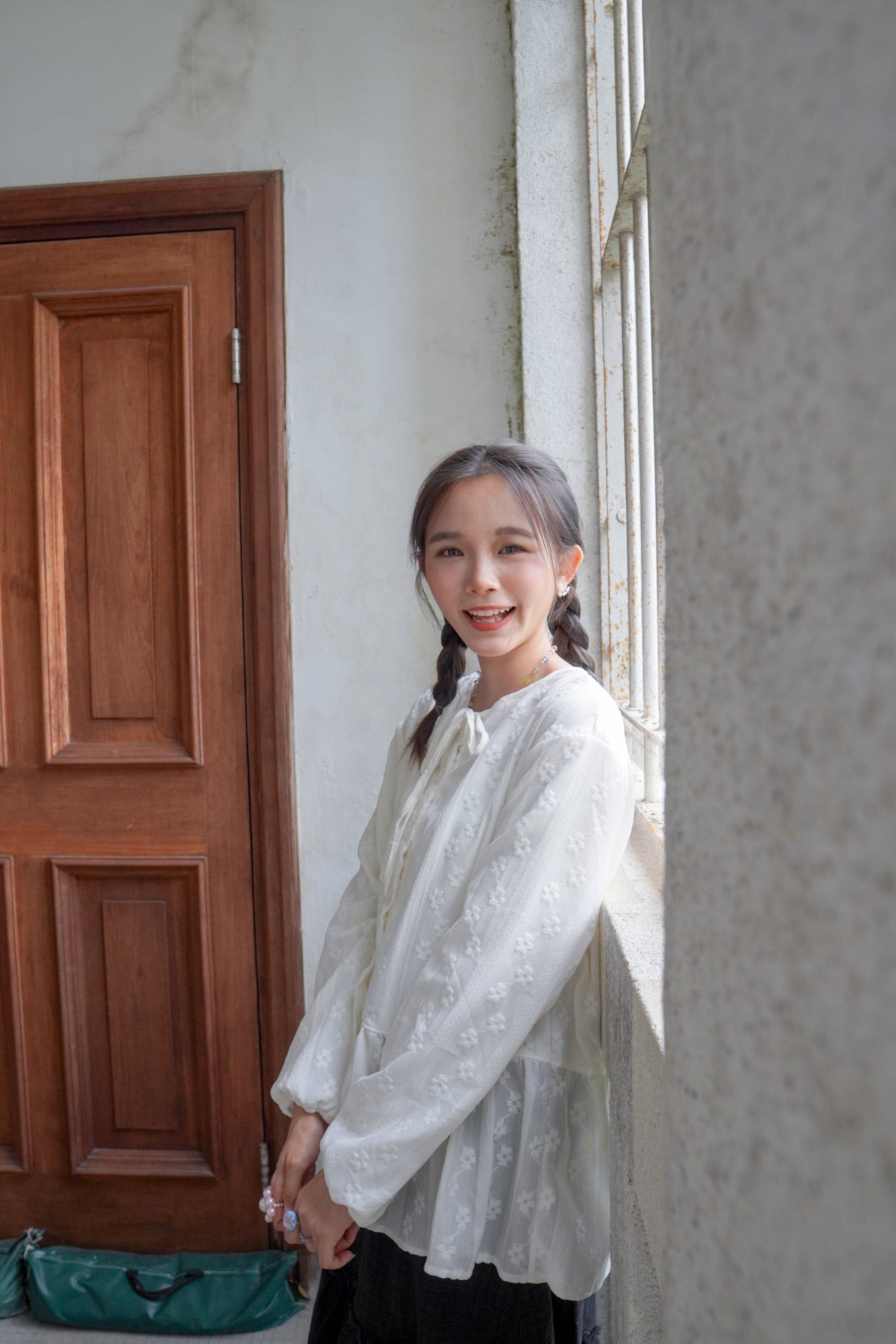 <預訂> 獨家款 泰國人手製作!  刺繡立體小花卉綁帶開胸泡泡袖上衣｜兩色入