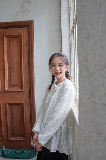 <預訂> 獨家款 泰國人手製作!  刺繡立體小花卉綁帶開胸泡泡袖上衣｜兩色入