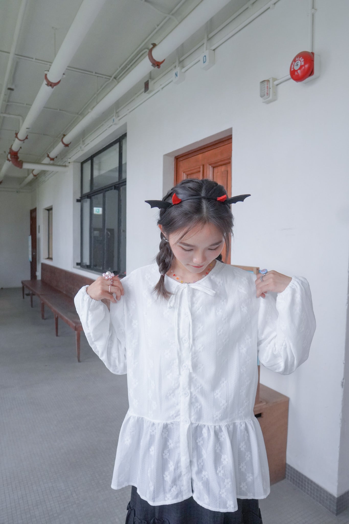 <預訂> 獨家款 泰國人手製作!  刺繡立體小花卉綁帶開胸泡泡袖上衣｜兩色入