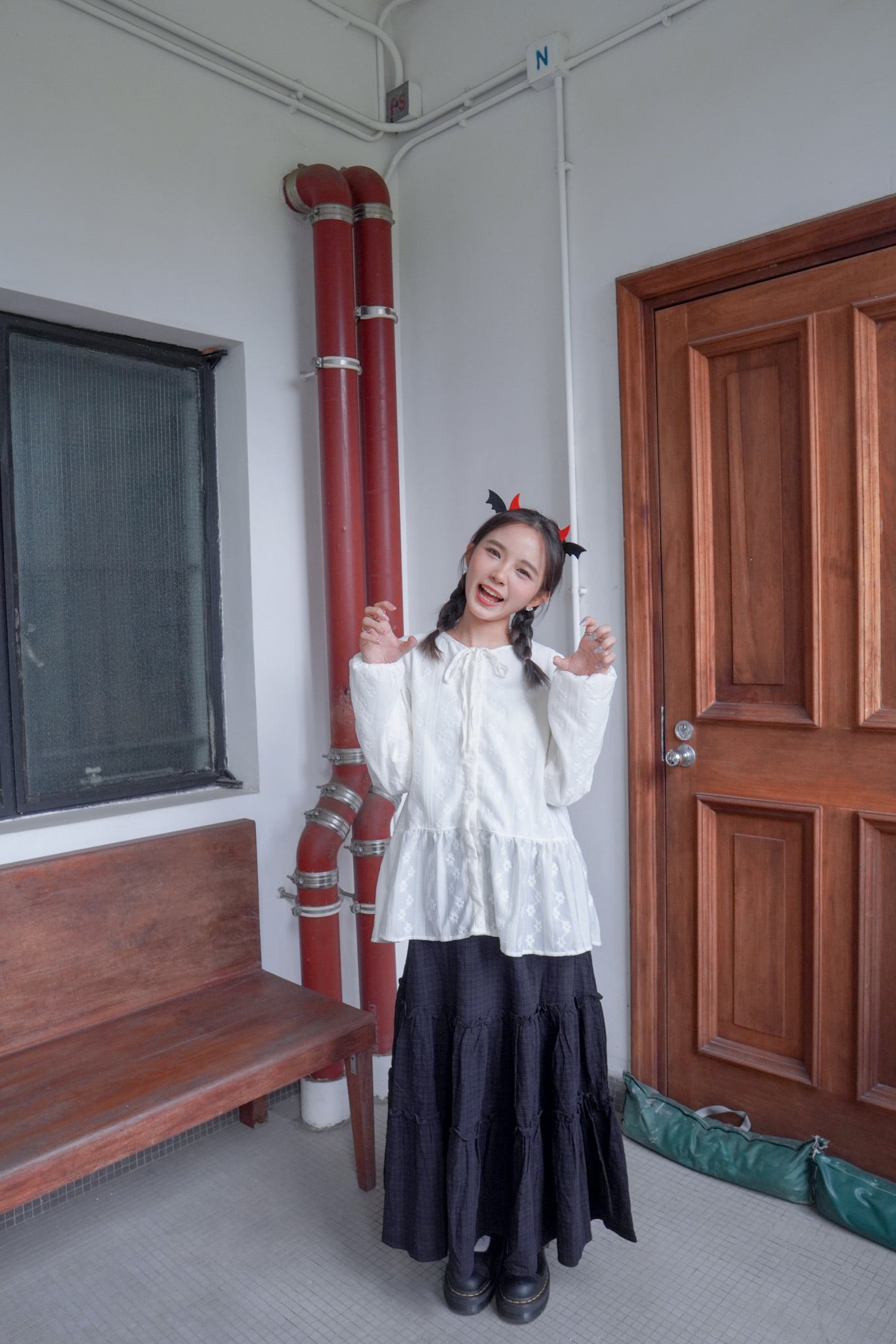 <預訂> 獨家款 泰國人手製作!  刺繡立體小花卉綁帶開胸泡泡袖上衣｜兩色入