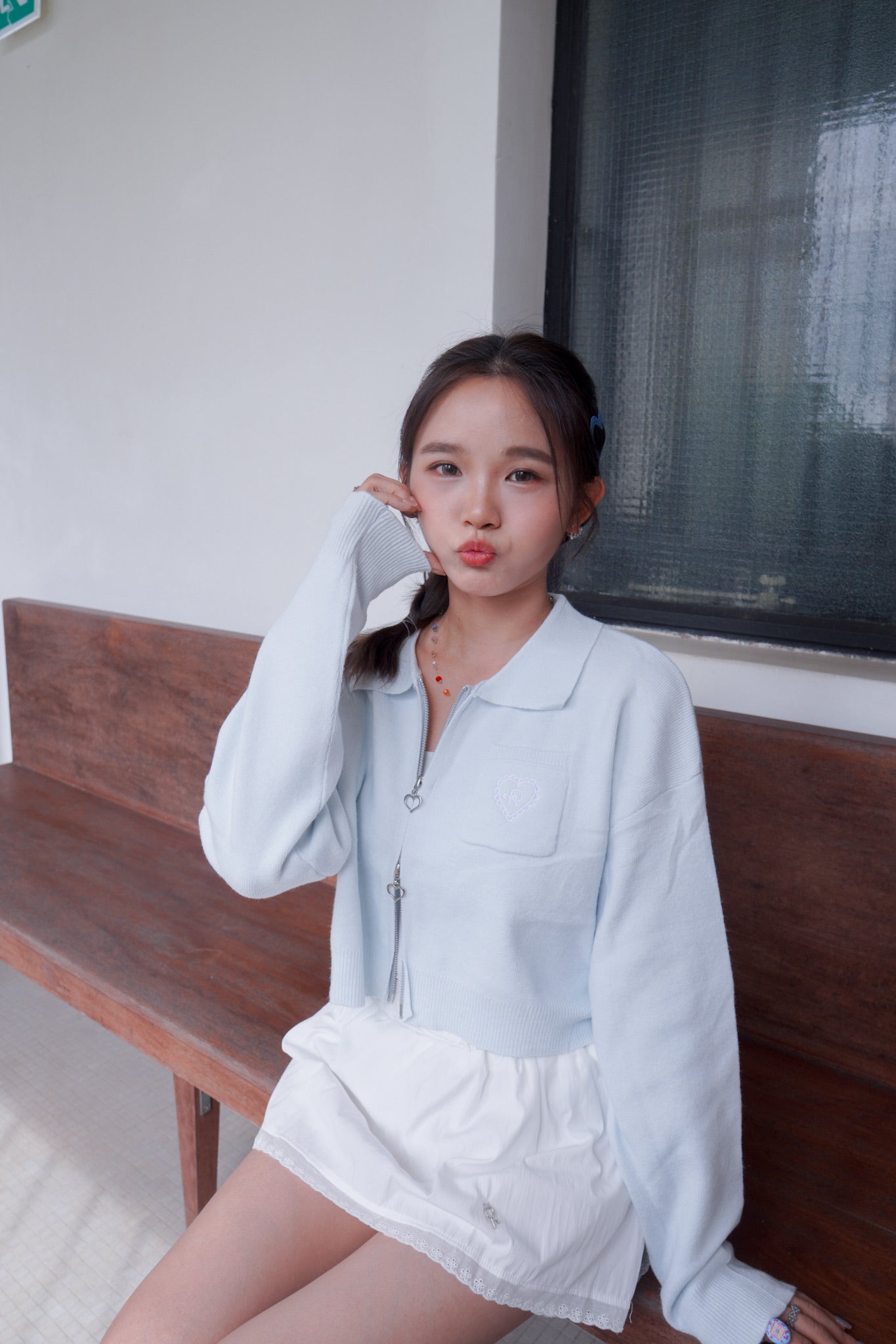 <預訂> 超可愛～馬卡龍愛心刺繡拉鍊口袋針織上衣｜天藍