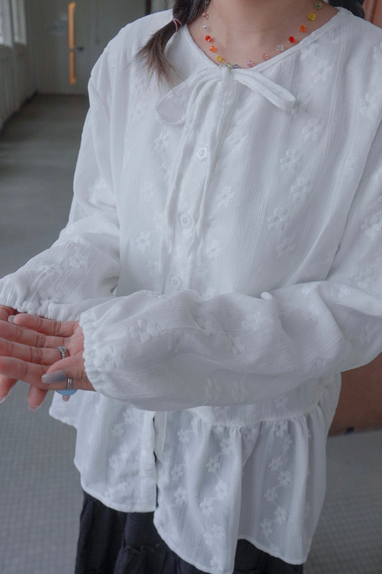 <預訂> 獨家款 泰國人手製作!  刺繡立體小花卉綁帶開胸泡泡袖上衣｜兩色入