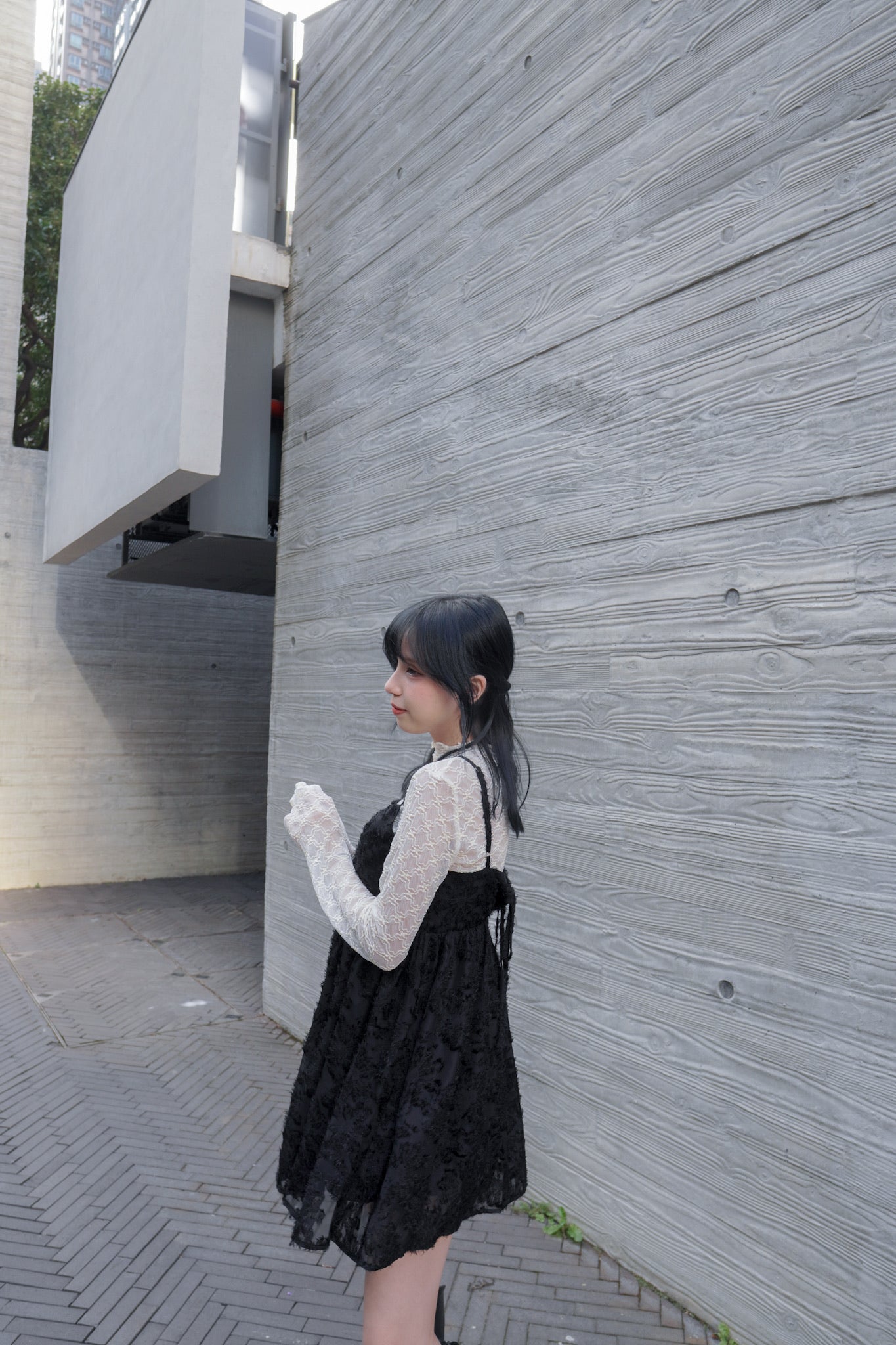 <現貨> 羽毛提花鏤空綁帶短連衣裙OPs｜兩色入