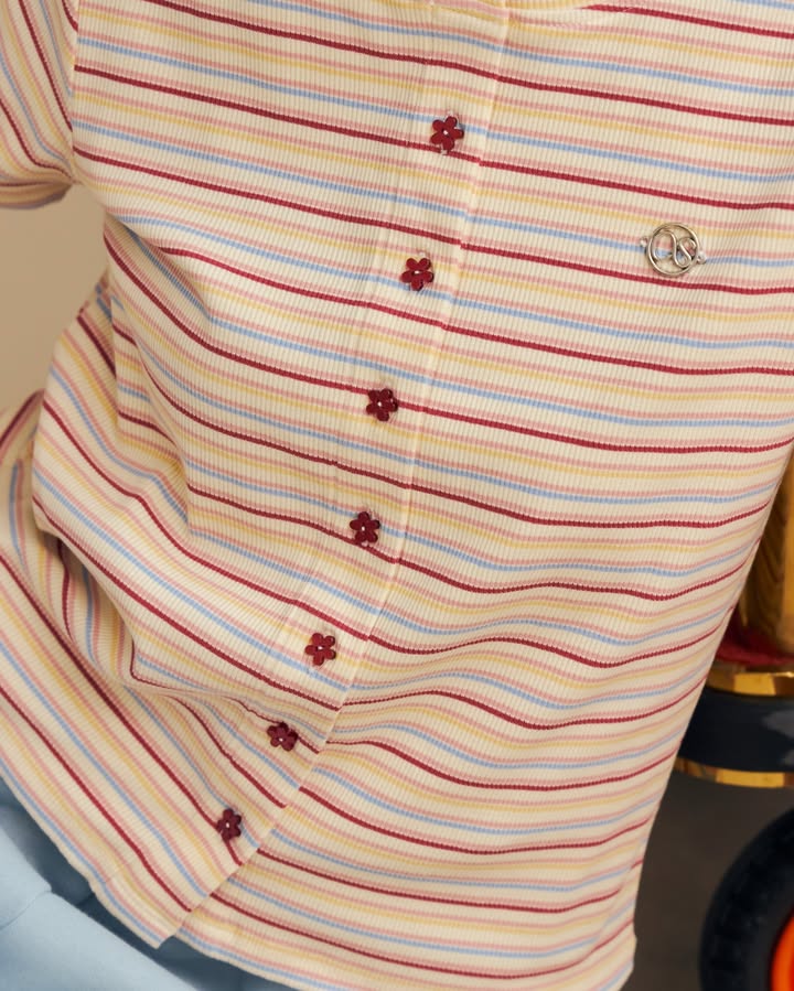 <預訂> 泰國小眾品牌🇹🇭 間條圓領LOGO花花鈕扣Tee | 三色入