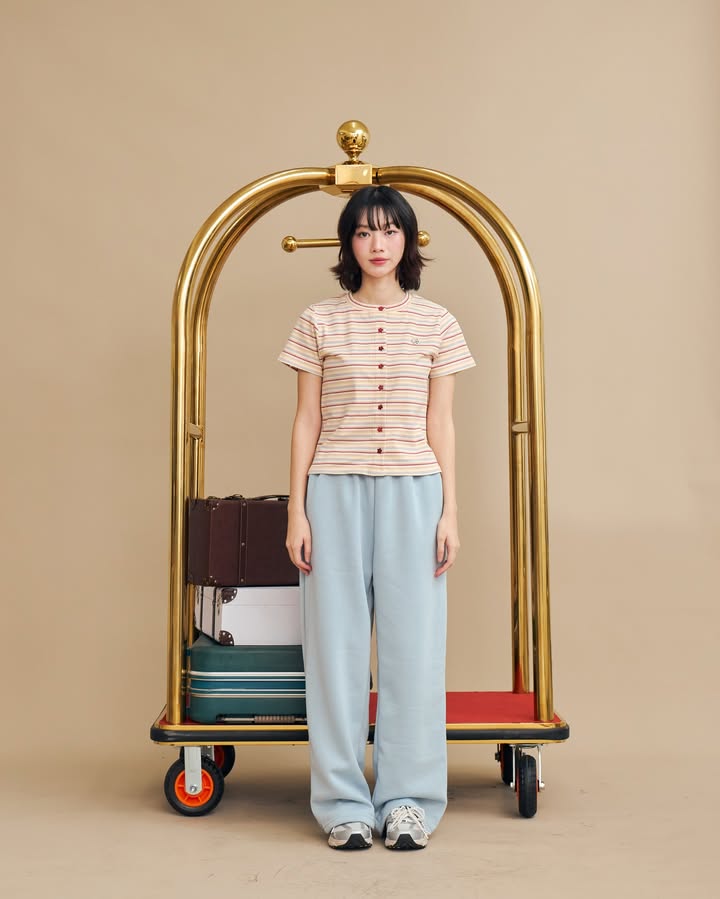 <預訂> 泰國小眾品牌🇹🇭 間條圓領LOGO花花鈕扣Tee | 三色入