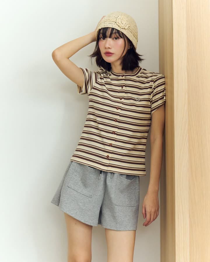 <預訂> 泰國小眾品牌🇹🇭 間條圓領LOGO花花鈕扣Tee | 三色入