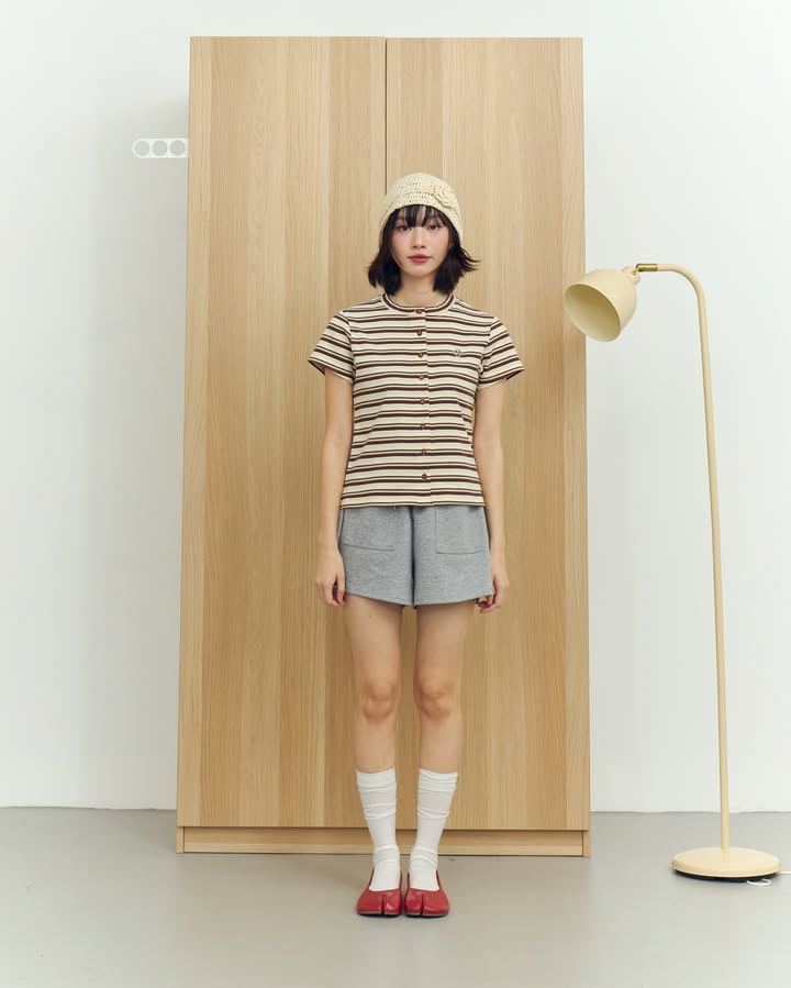 <預訂> 泰國小眾品牌🇹🇭 間條圓領LOGO花花鈕扣Tee | 三色入
