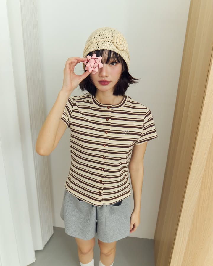 <預訂> 泰國小眾品牌🇹🇭 間條圓領LOGO花花鈕扣Tee | 三色入