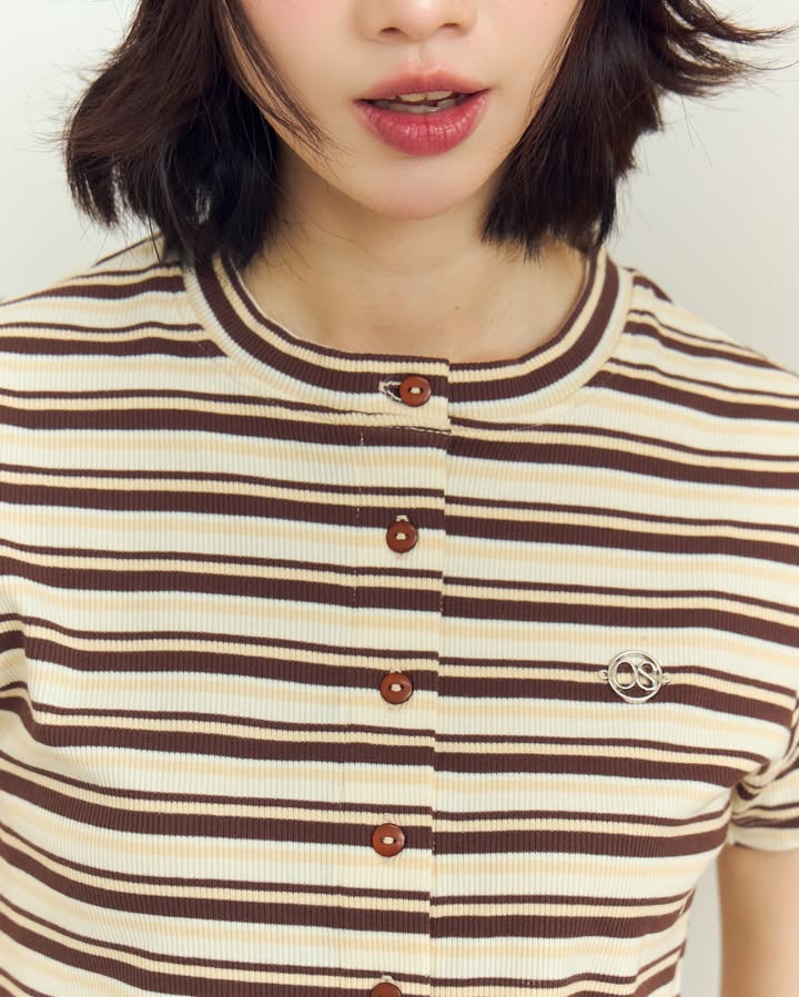 <預訂> 泰國小眾品牌🇹🇭 間條圓領LOGO花花鈕扣Tee | 三色入