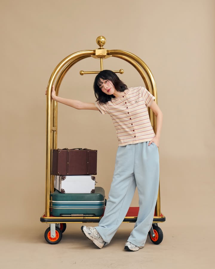 <預訂> 泰國小眾品牌🇹🇭 間條圓領LOGO花花鈕扣Tee | 三色入