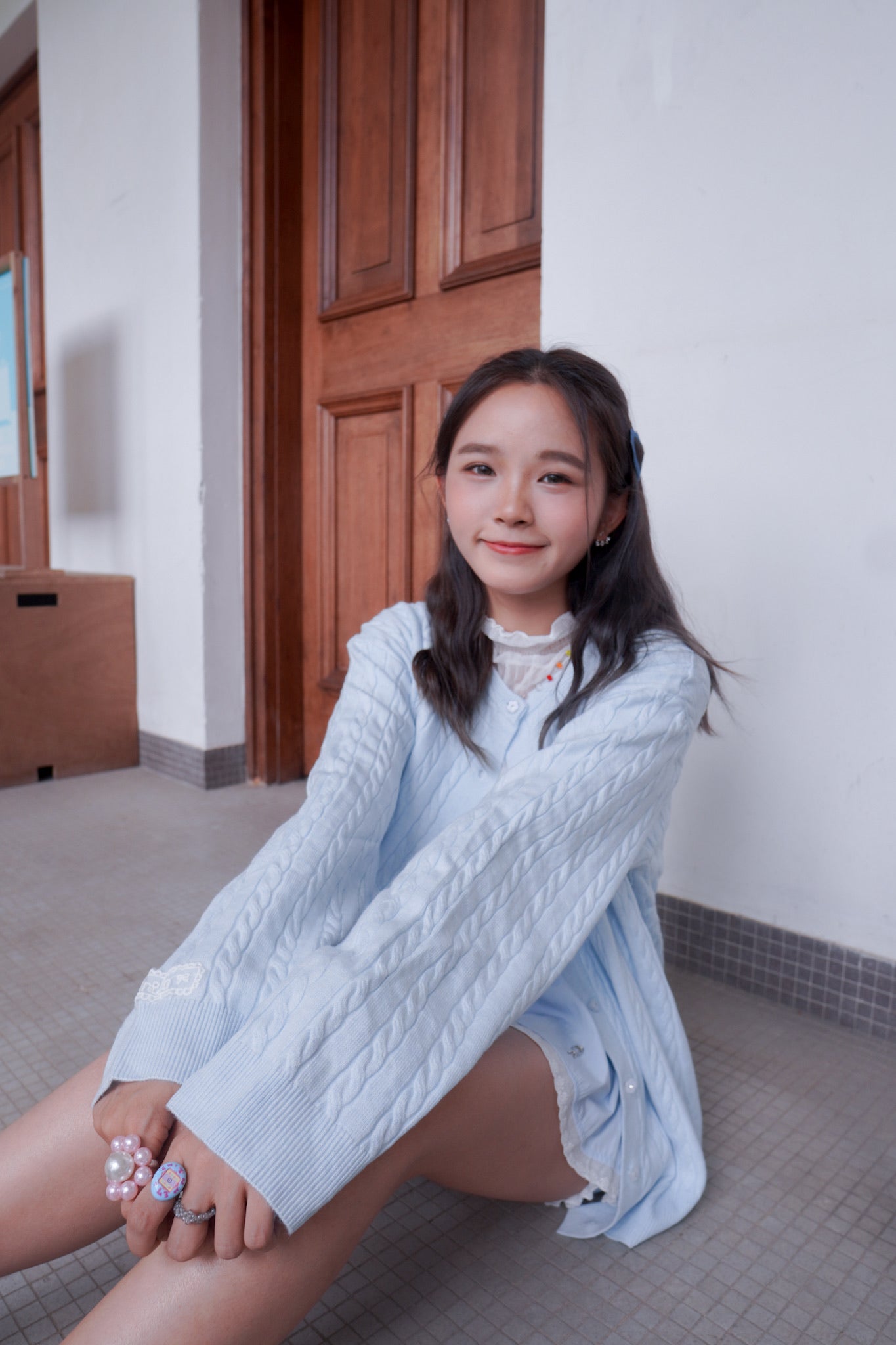 <現貨> 超可愛糖果色～棉花中長款花朵扣麻花開胸外套｜天藍