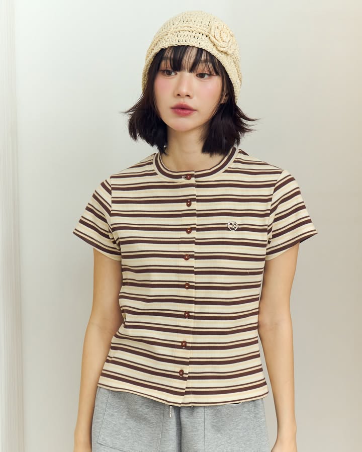 <預訂> 泰國小眾品牌🇹🇭 間條圓領LOGO花花鈕扣Tee | 三色入